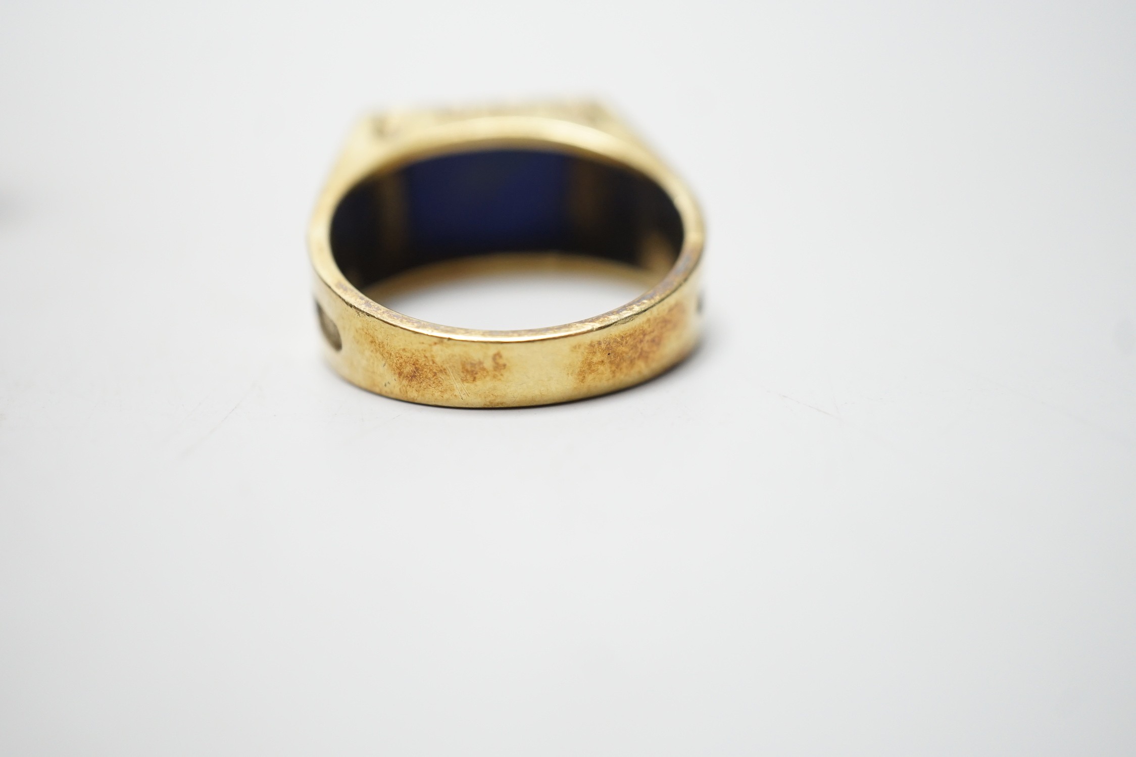 A modern 585 yellow metal and lapis lazuli set signet ring, size W, gross weight 11.9 grams.